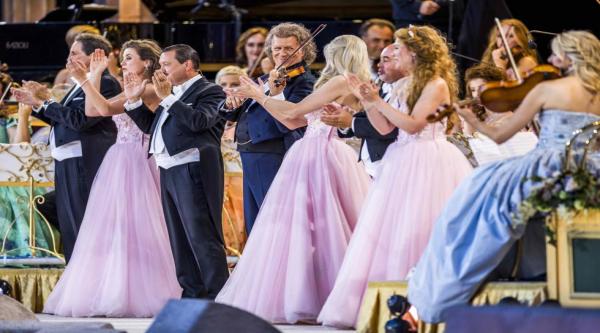 smpink_power_of_love_credit_andre_rieu_productions_piece_of_magic_entertainment_6.jpg